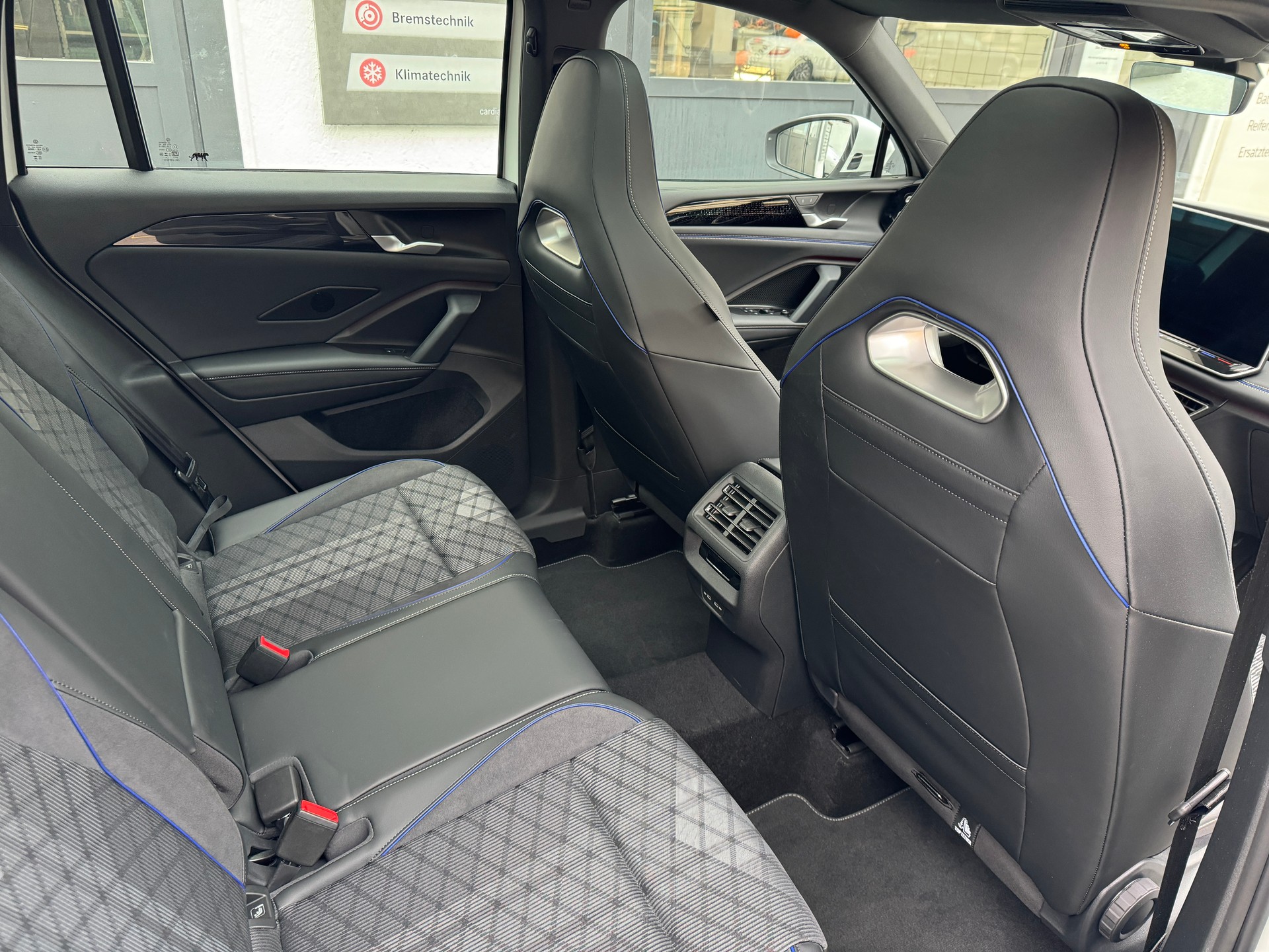 VW Tiguan 2.0 TSI DSG R-Line 4Motion-image-14