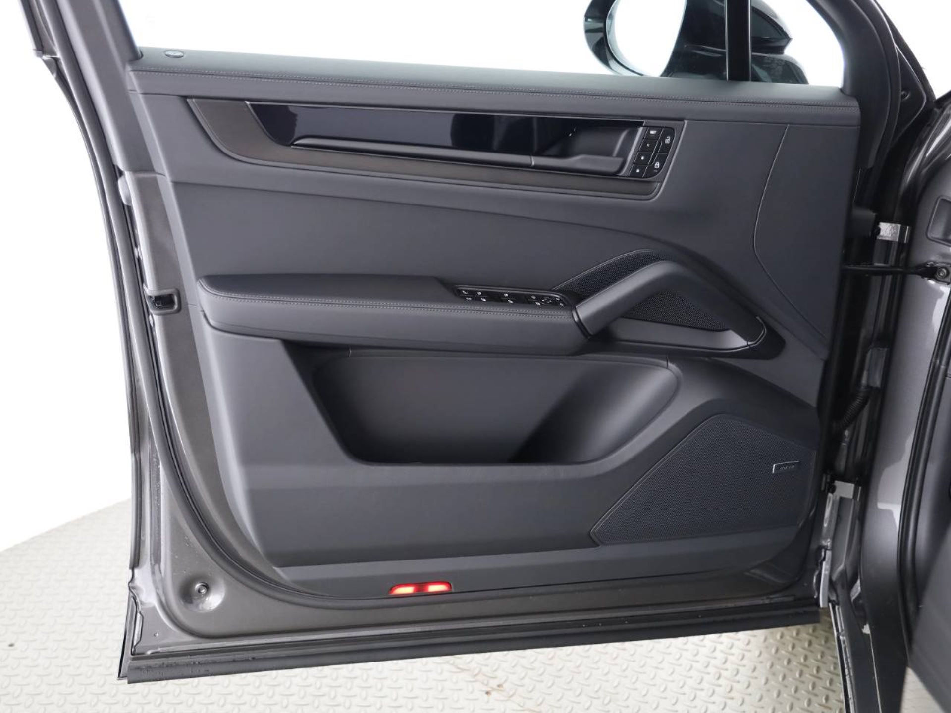 PORSCHE Cayenne S E-Hybrid Black Edition-image-17