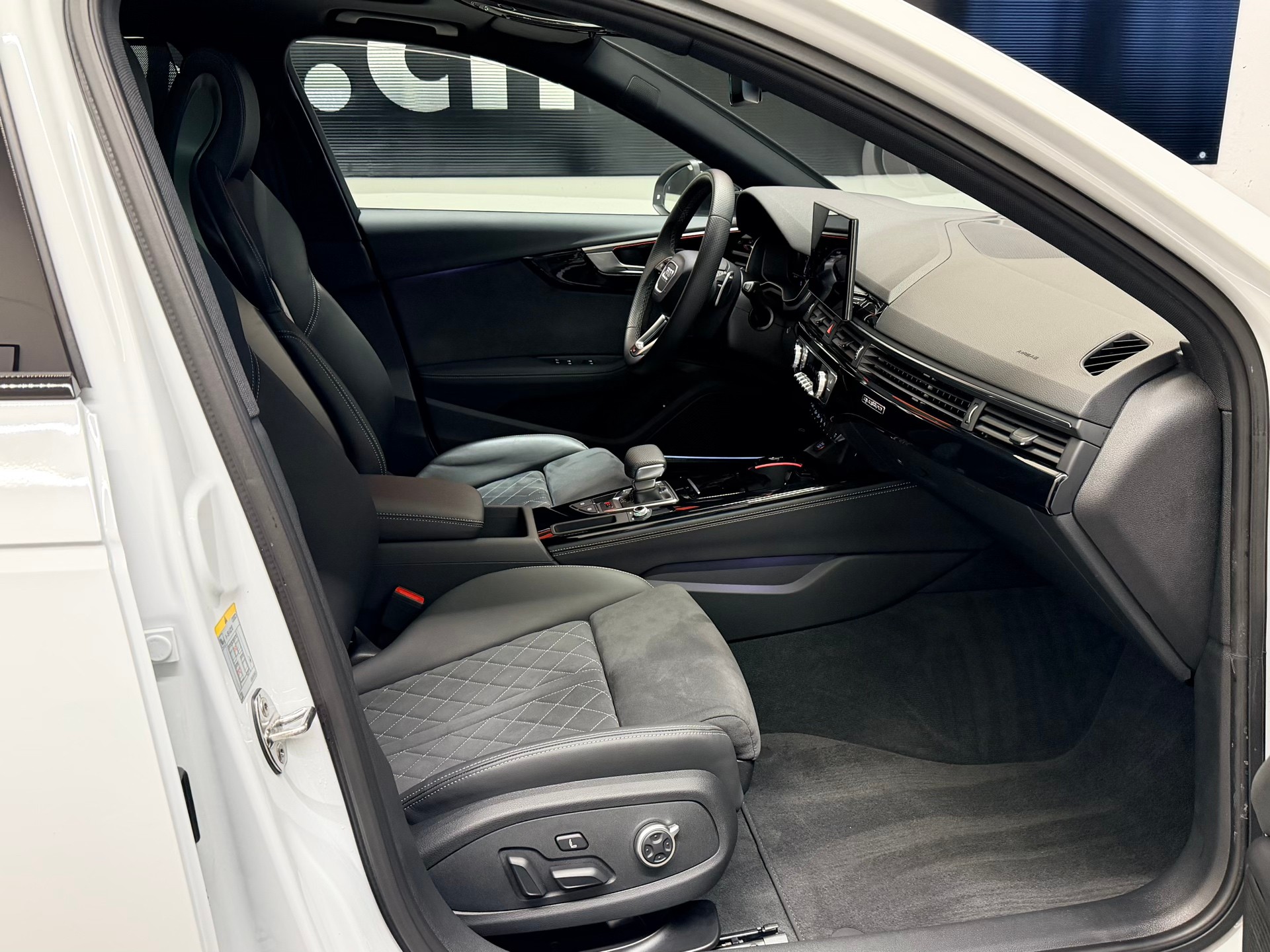 AUDI RS4 Avant quattro tiptronic-image-23