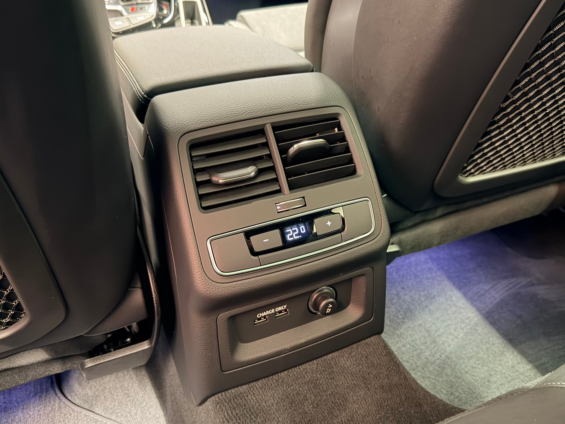 AUDI RS4 Avant quattro tiptronic-image-19