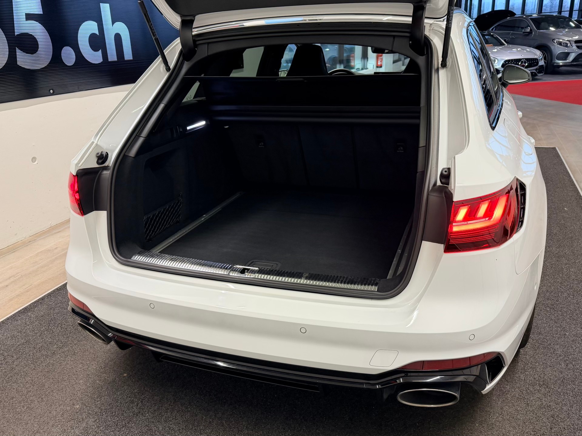 AUDI RS4 Avant quattro tiptronic-image-9
