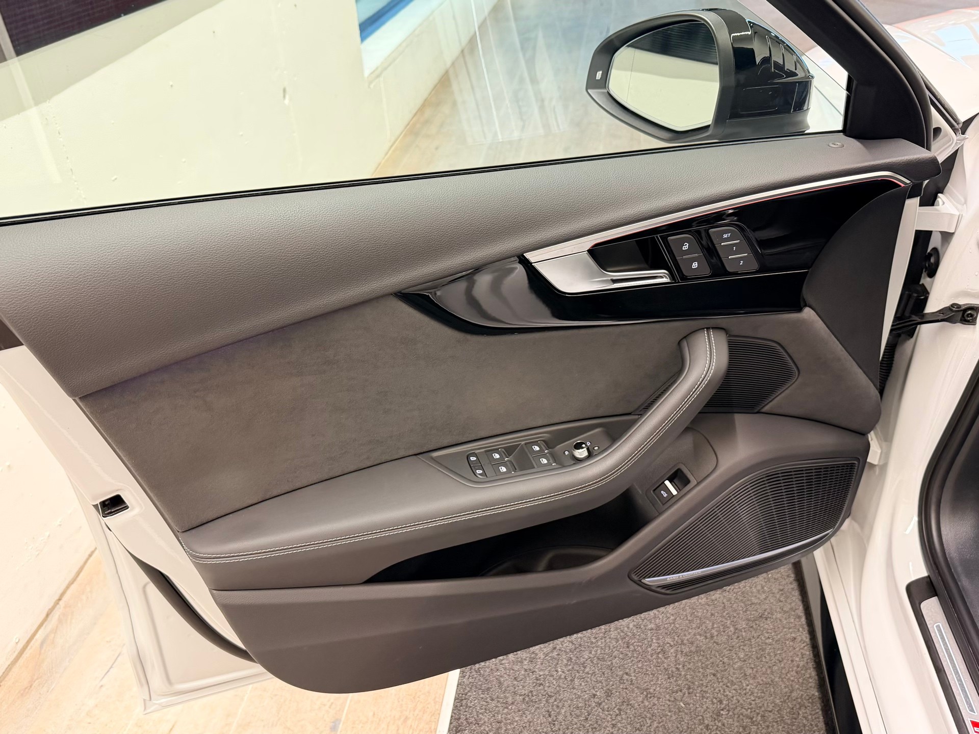 AUDI RS4 Avant quattro tiptronic-image-11