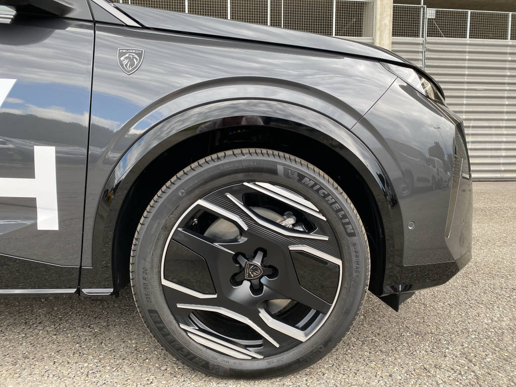 PEUGEOT 5008 Electrique 325ch AWD Launch Edition-image-11