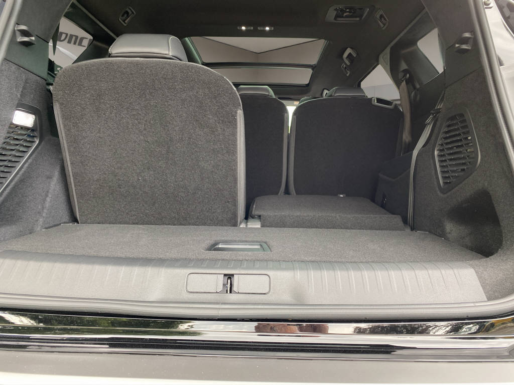 PEUGEOT 5008 Electrique 325ch AWD Launch Edition-image-9