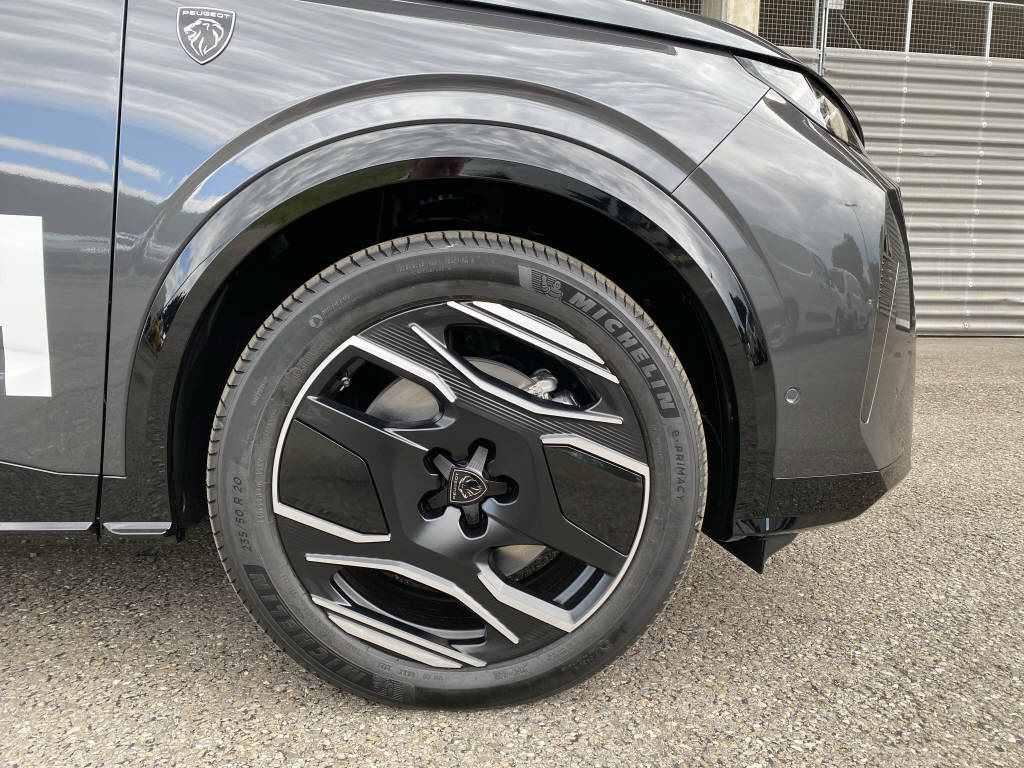 PEUGEOT 5008 Electrique 325ch AWD Launch Edition-image-10