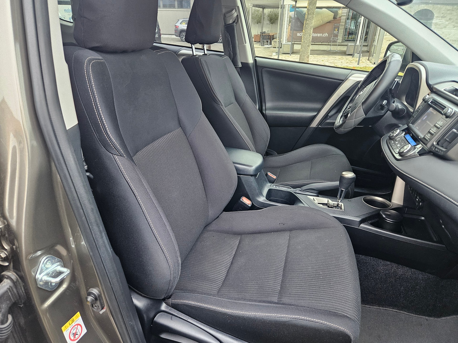 TOYOTA RAV-4 2.2D-4D Sol Premium-image-2