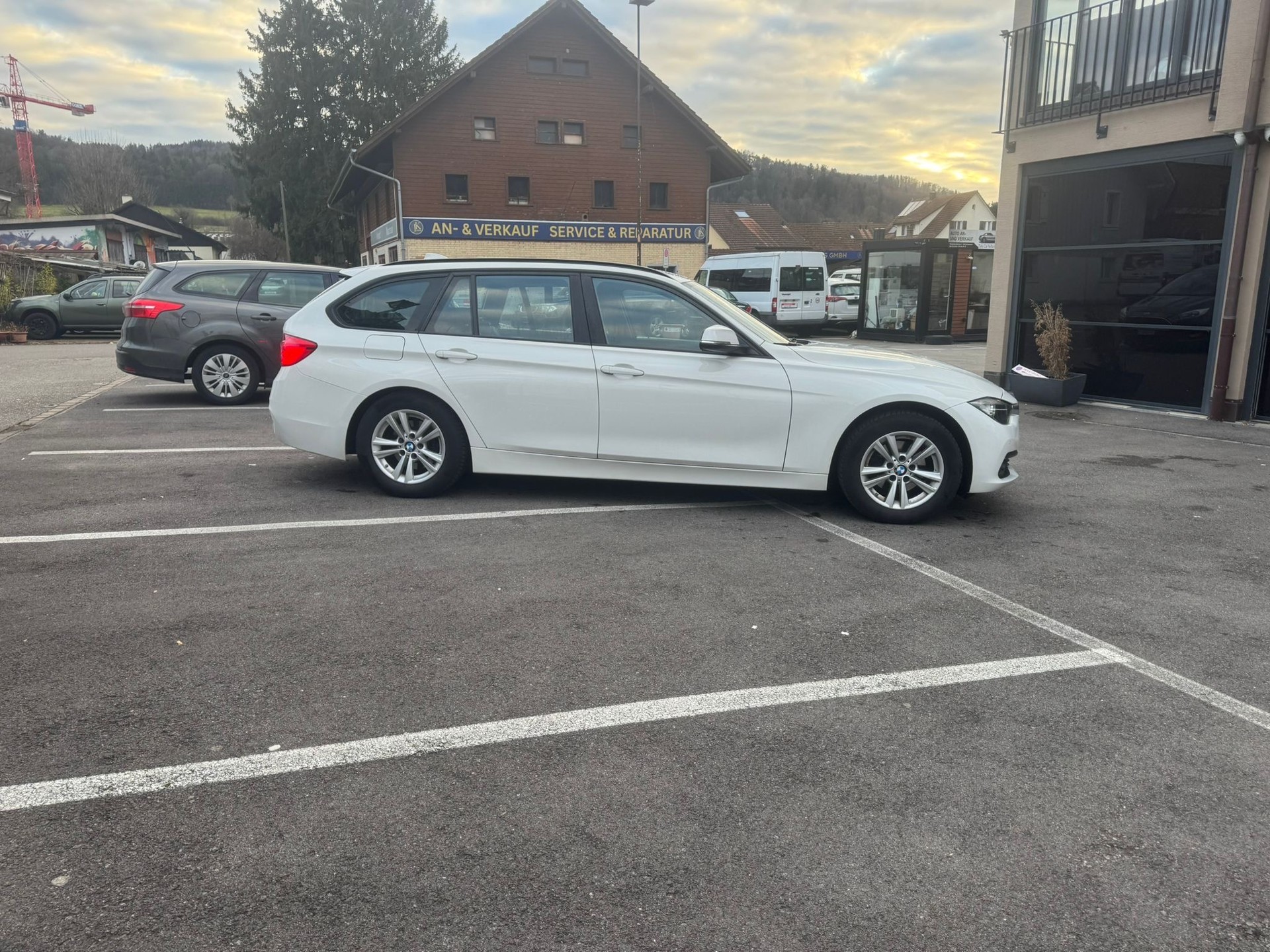 BMW 318d Touring Luxury Line-image-4