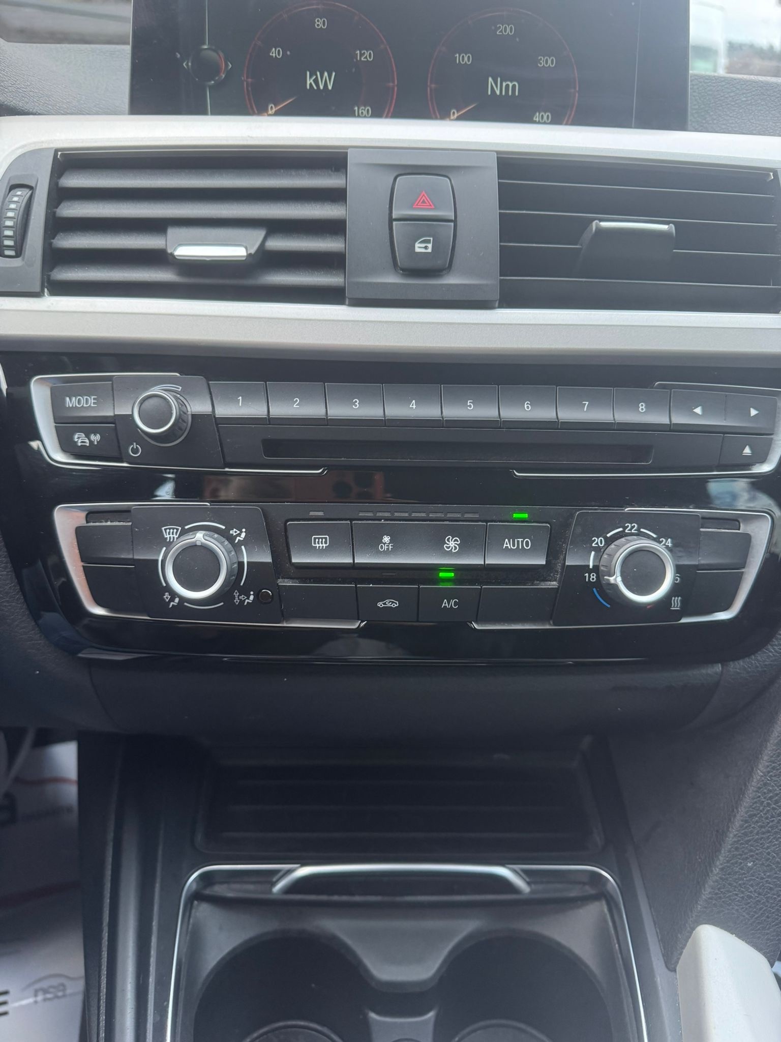 BMW 318d Touring Luxury Line-image-12