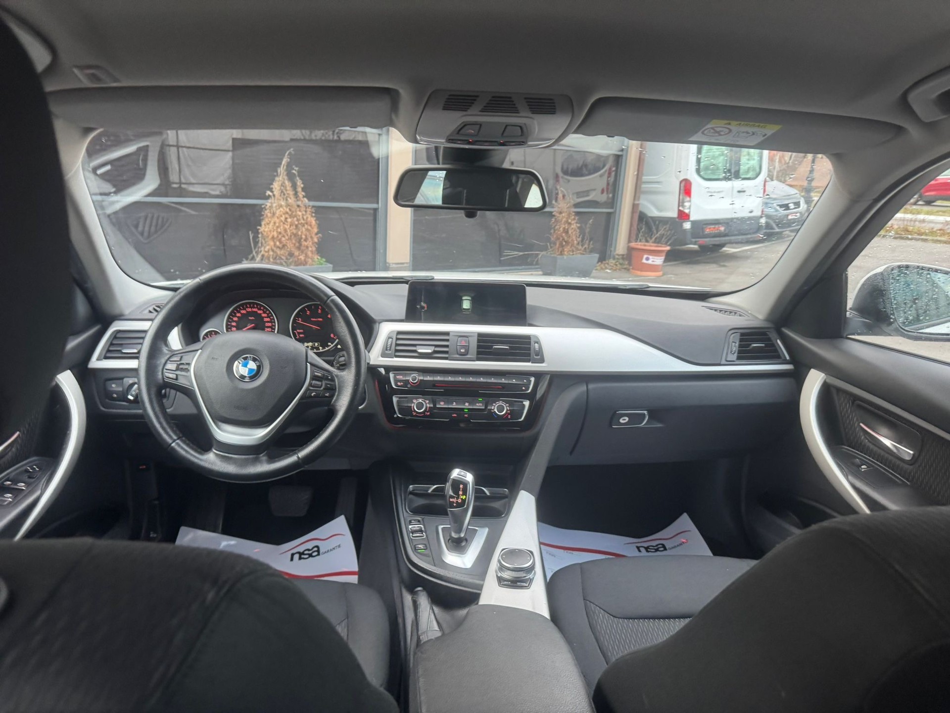 BMW 318d Touring Luxury Line-image-9