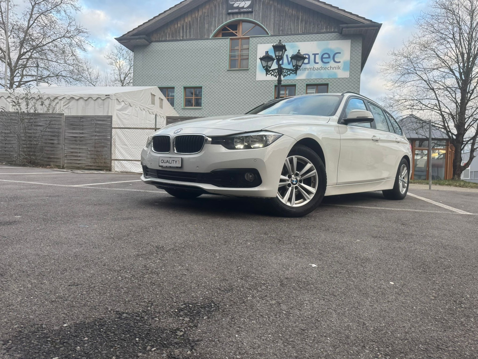 BMW 318d Touring Luxury Line-image-0