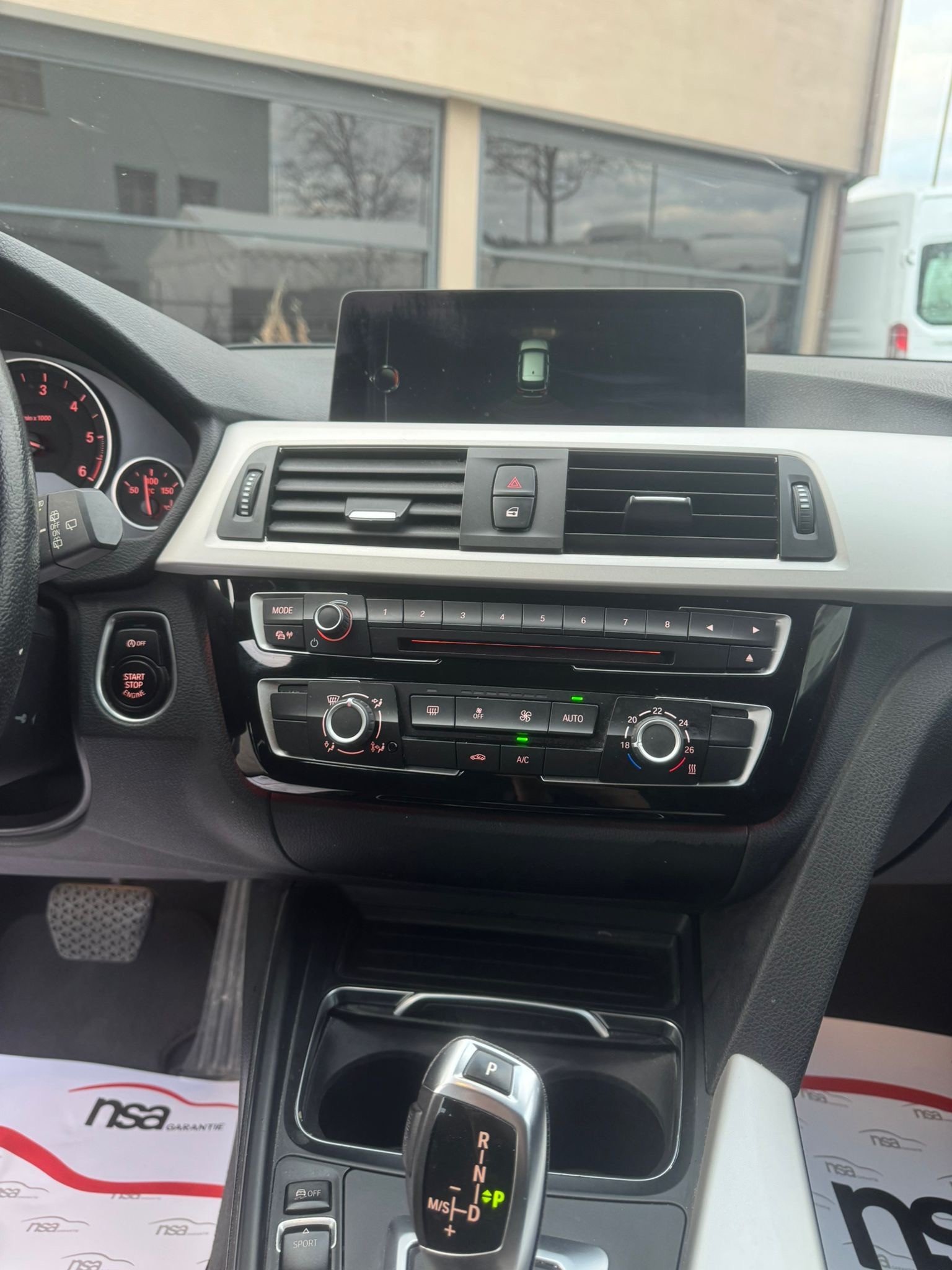 BMW 318d Touring Luxury Line-image-14