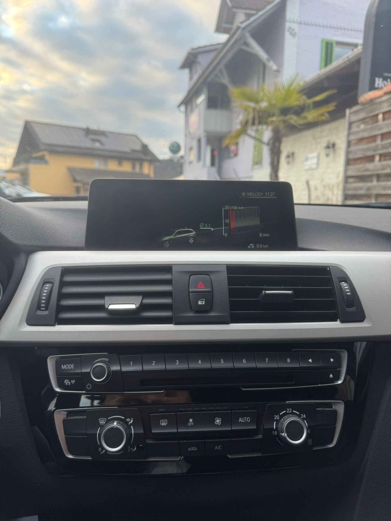 BMW 318d Touring Luxury Line-image-11