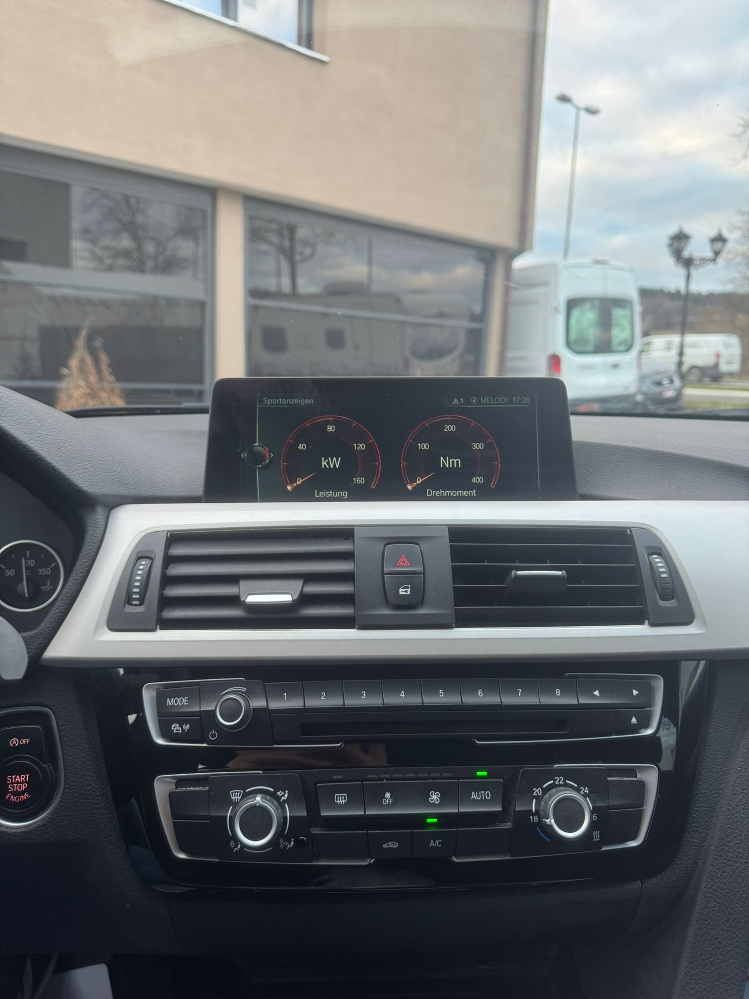 BMW 318d Touring Luxury Line-image-13