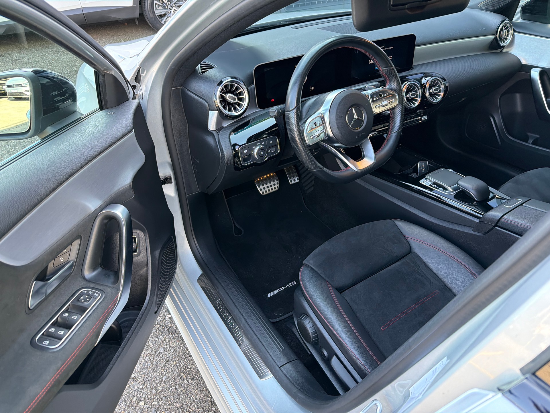 MERCEDES-BENZ A 180 d AMG Line 7G-DCT-image-7