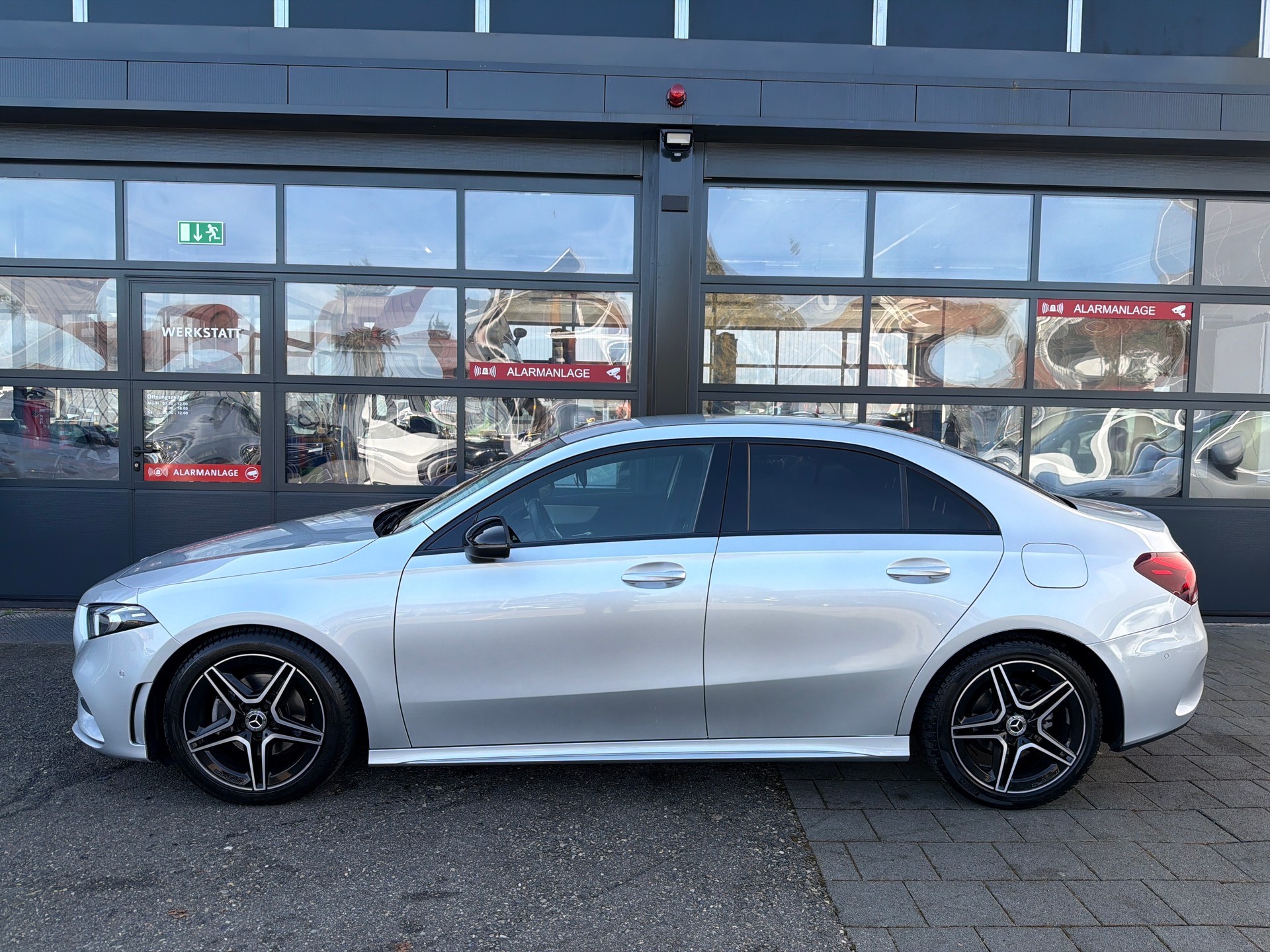 MERCEDES-BENZ A 180 d AMG Line 7G-DCT-showroom-element-2