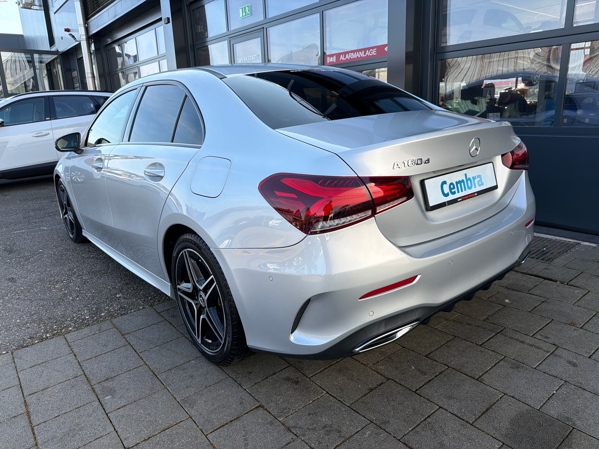 MERCEDES-BENZ A 180 d AMG Line 7G-DCT-showroom-element-3