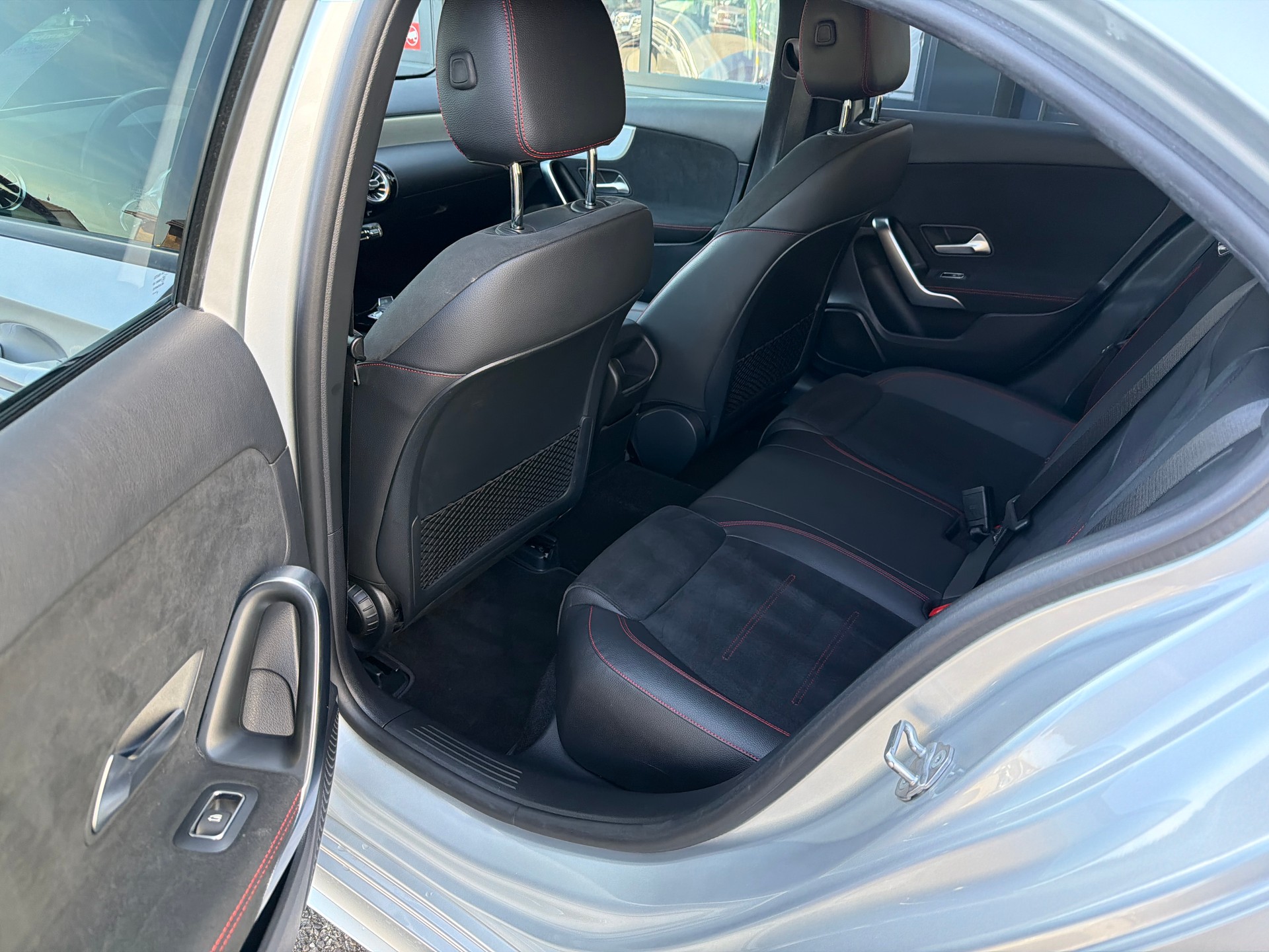MERCEDES-BENZ A 180 d AMG Line 7G-DCT-image-6