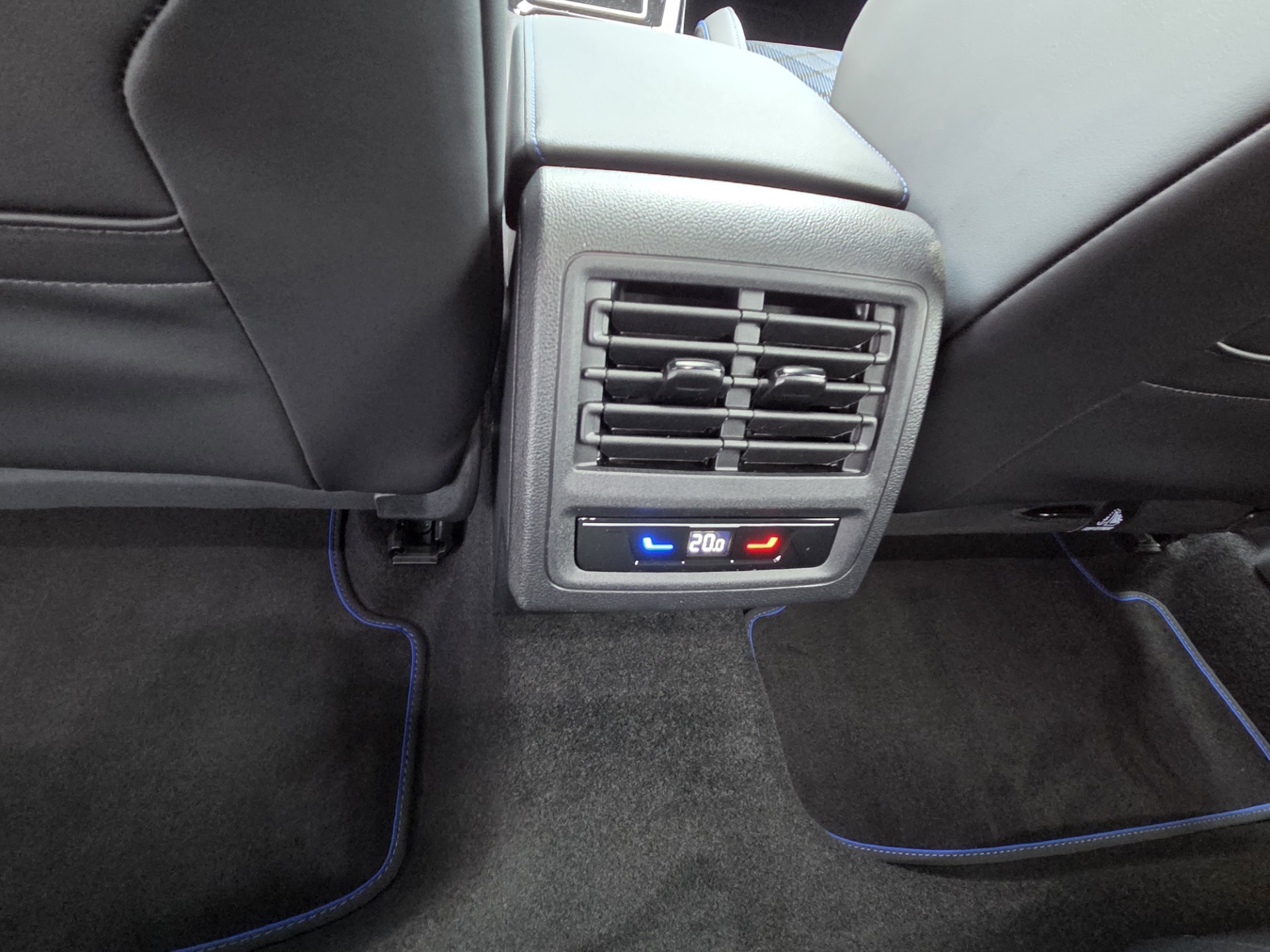 VW Golf 2.0 TSI R DSG 4 Motion-image-16