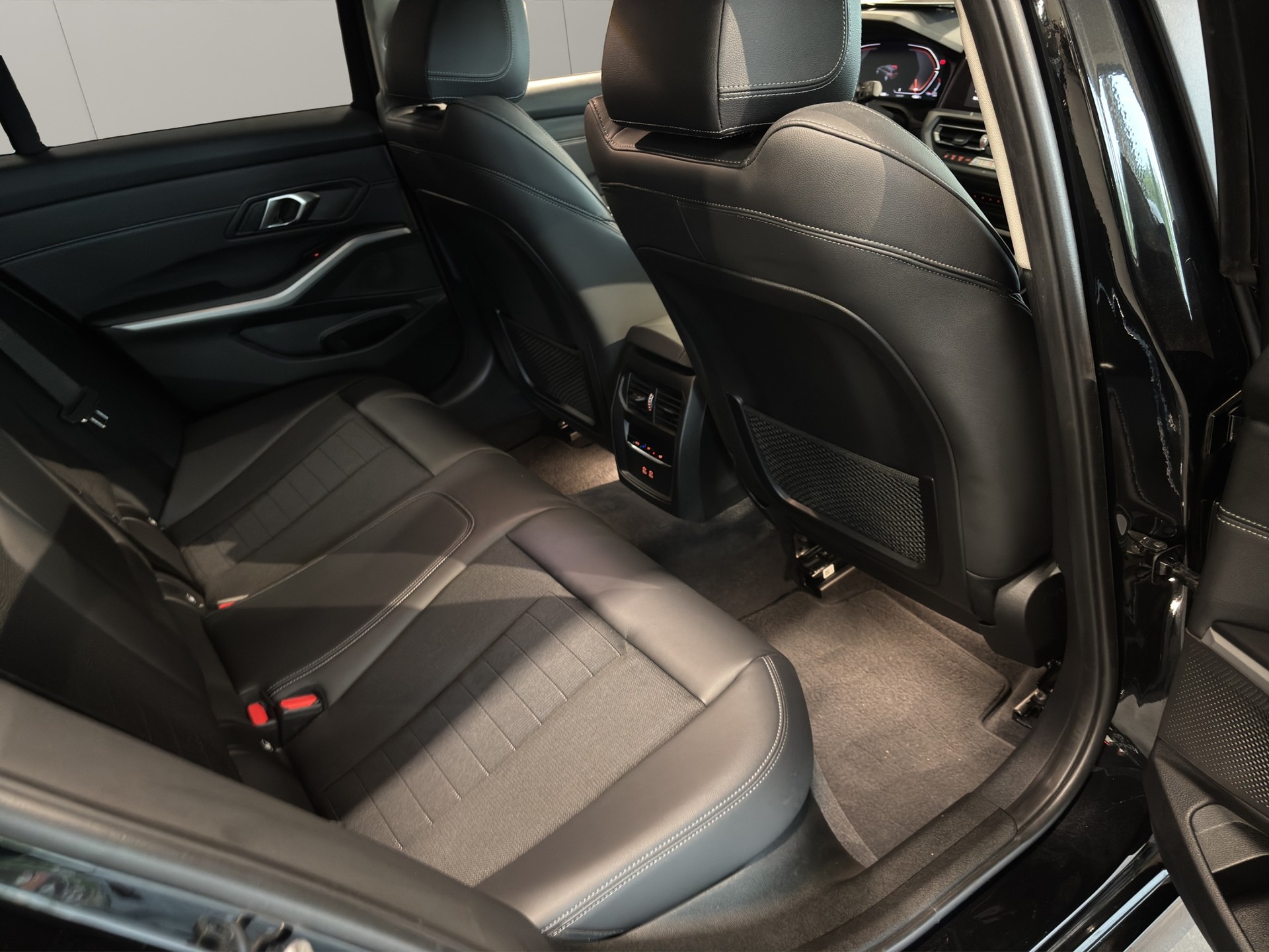 BMW 320d xDrive 48V Touring Steptronic-image-19