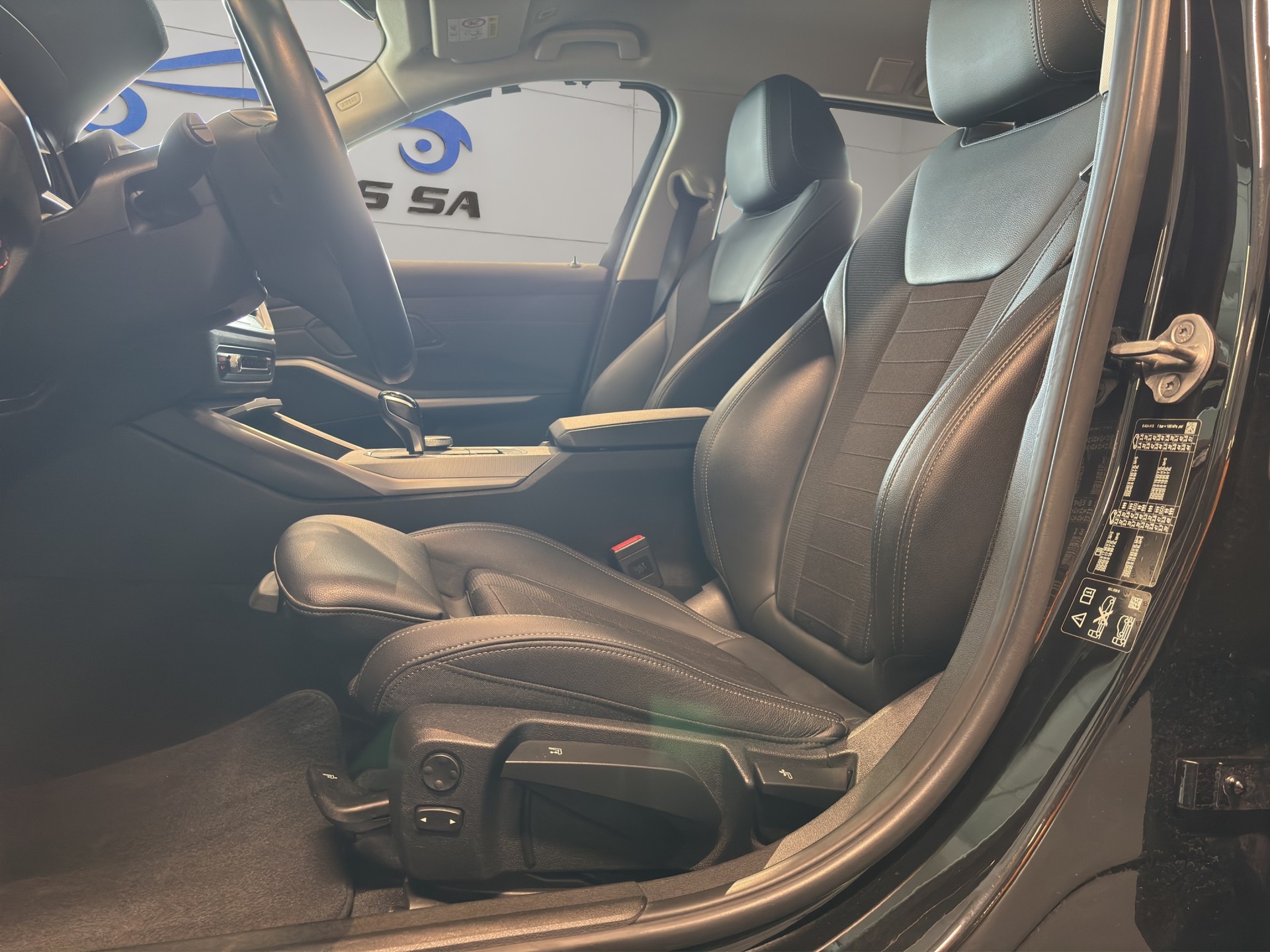 BMW 320d xDrive 48V Touring Steptronic-image-16