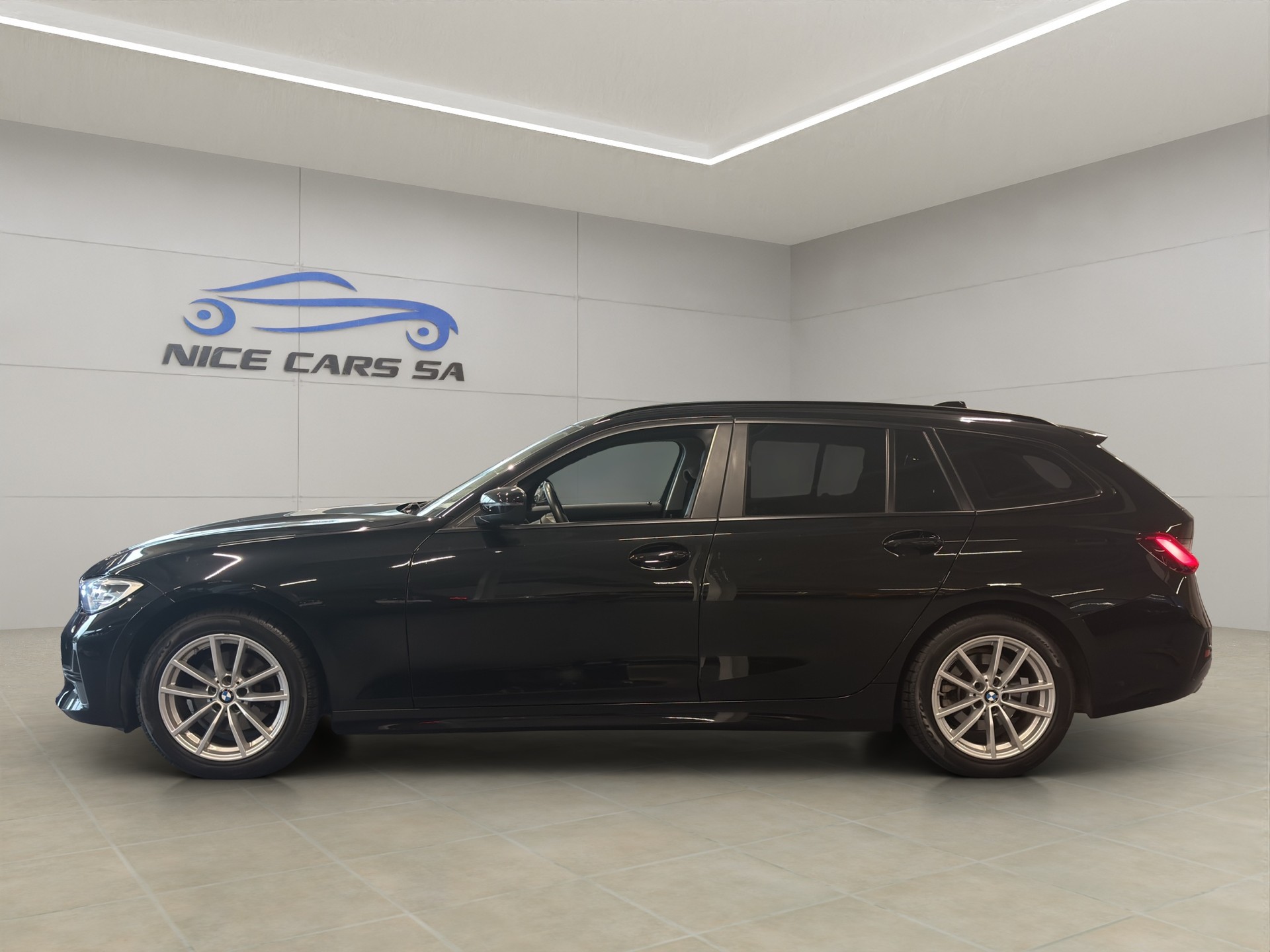 BMW 320d xDrive 48V Touring Steptronic-image-3