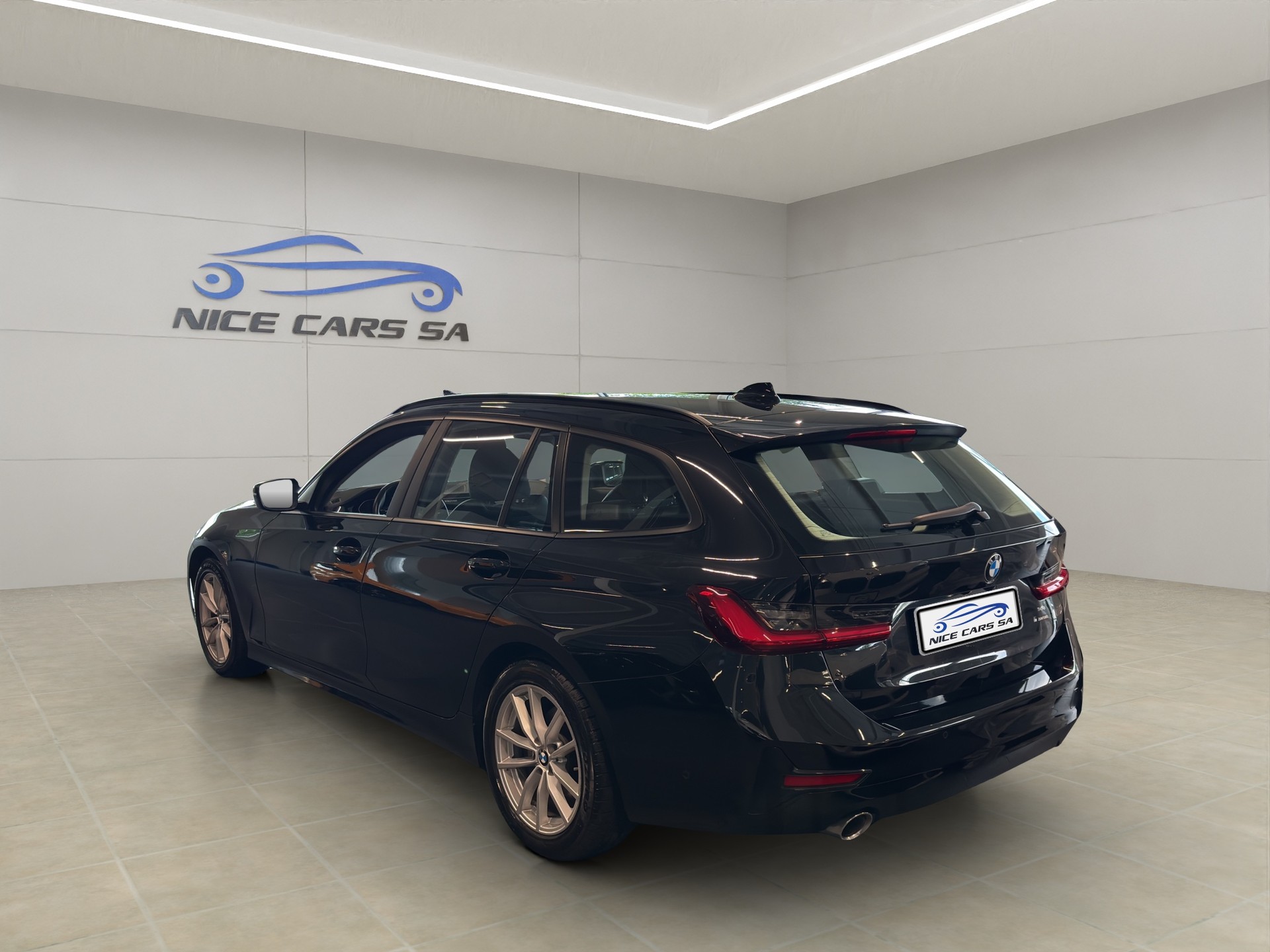 BMW 320d xDrive 48V Touring Steptronic-image-4