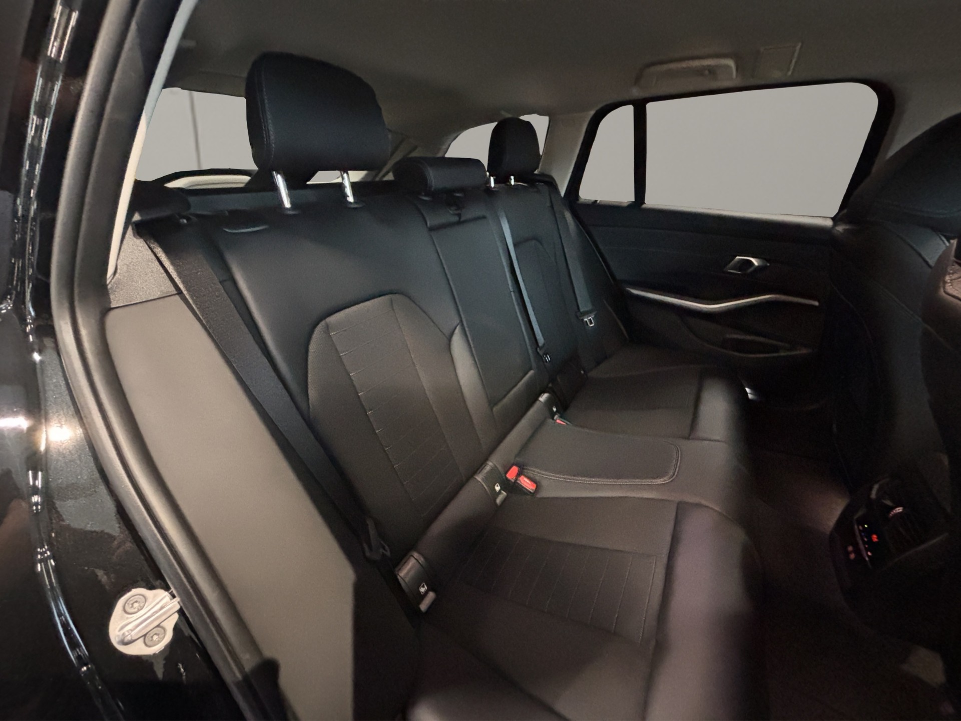 BMW 320d xDrive 48V Touring Steptronic-image-17