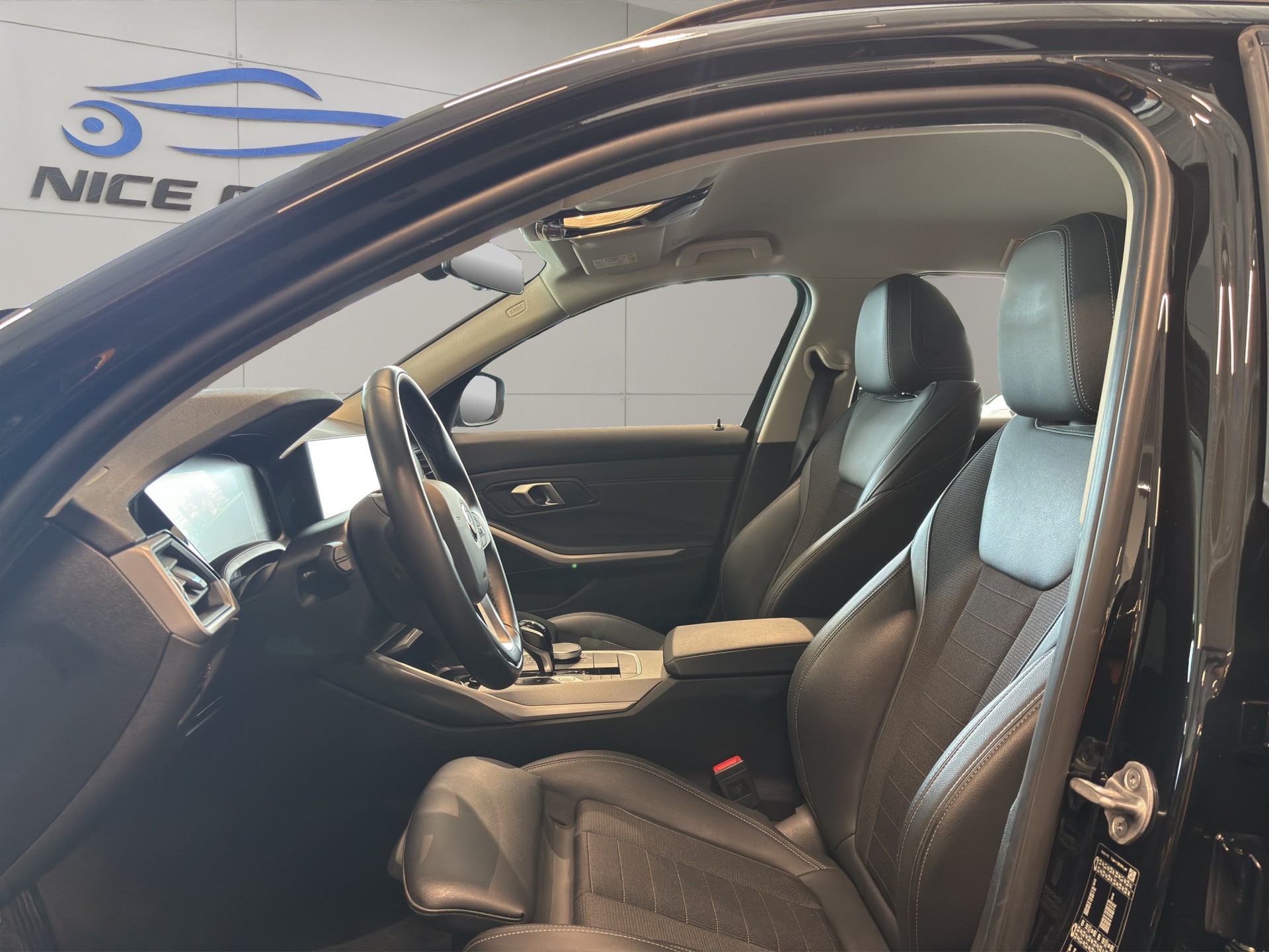 BMW 320d xDrive 48V Touring Steptronic-image-9