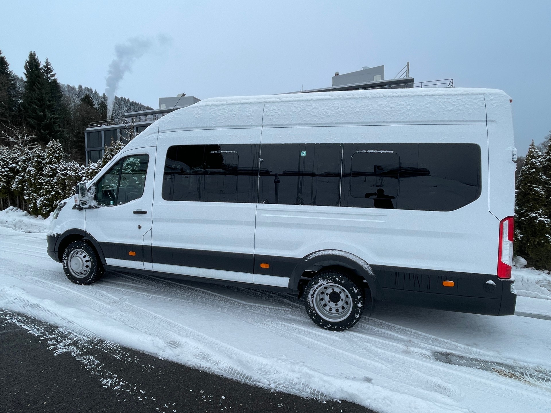 FORD Transit 460 L4 RWD A mit Standheizung und Sitzheizung 18-Sitzer-image-4