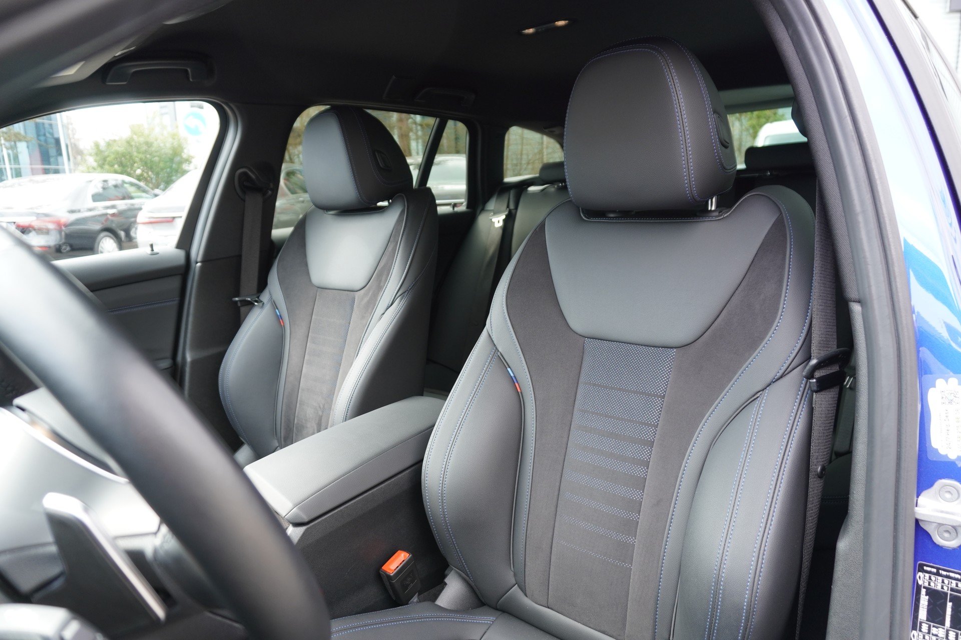 BMW 330e x DriveTouring Steptronic M Sport-image-13