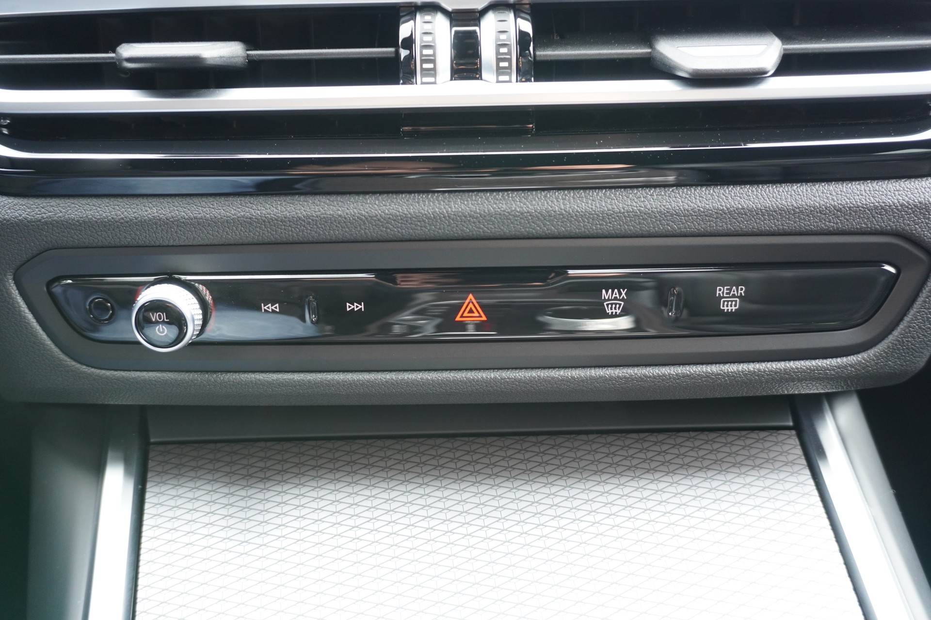 BMW 330e x DriveTouring Steptronic M Sport-image-21