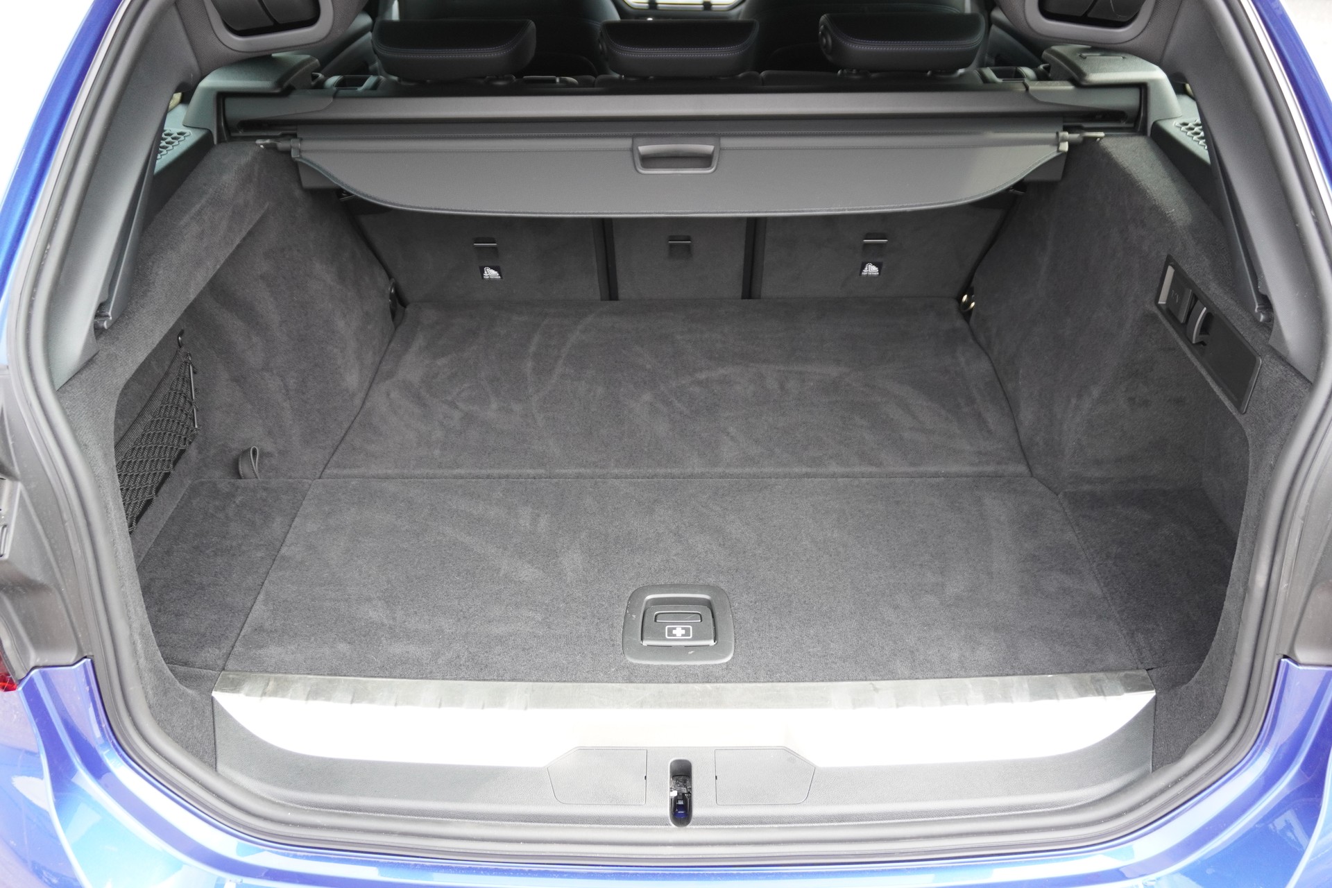 BMW 330e x DriveTouring Steptronic M Sport-image-10