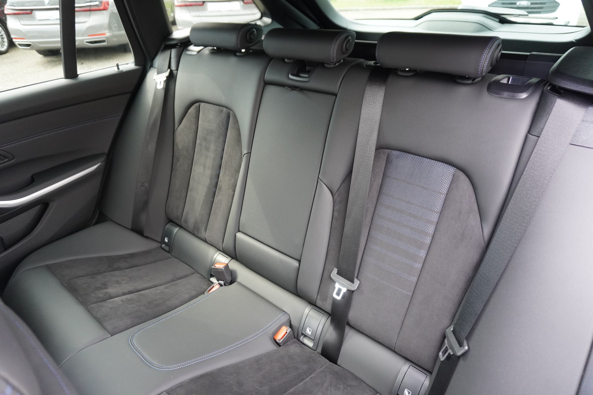 BMW 330e x DriveTouring Steptronic M Sport-image-14