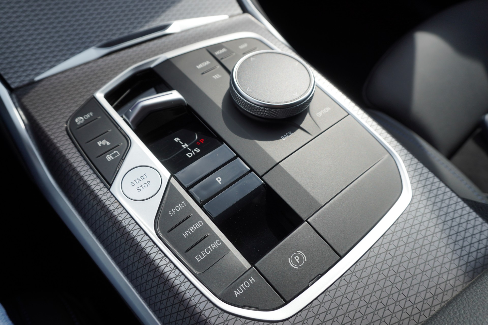 BMW 330e x DriveTouring Steptronic M Sport-image-19