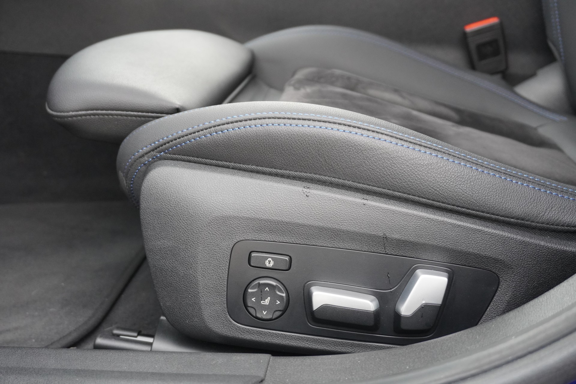 BMW 330e x DriveTouring Steptronic M Sport-image-46