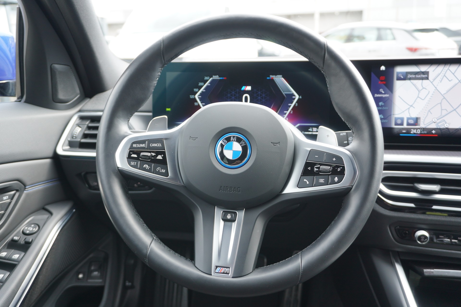 BMW 330e x DriveTouring Steptronic M Sport-image-17