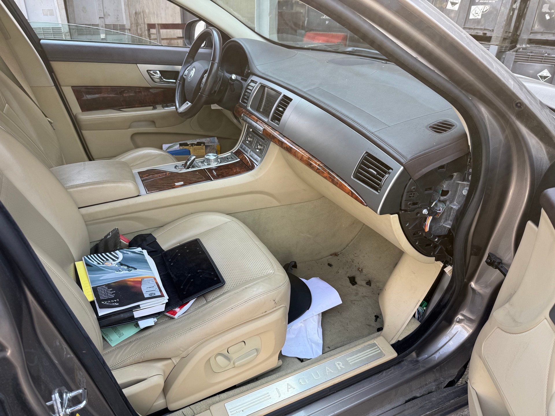 JAGUAR XF 2.7d V6 Premium Luxury-image-6