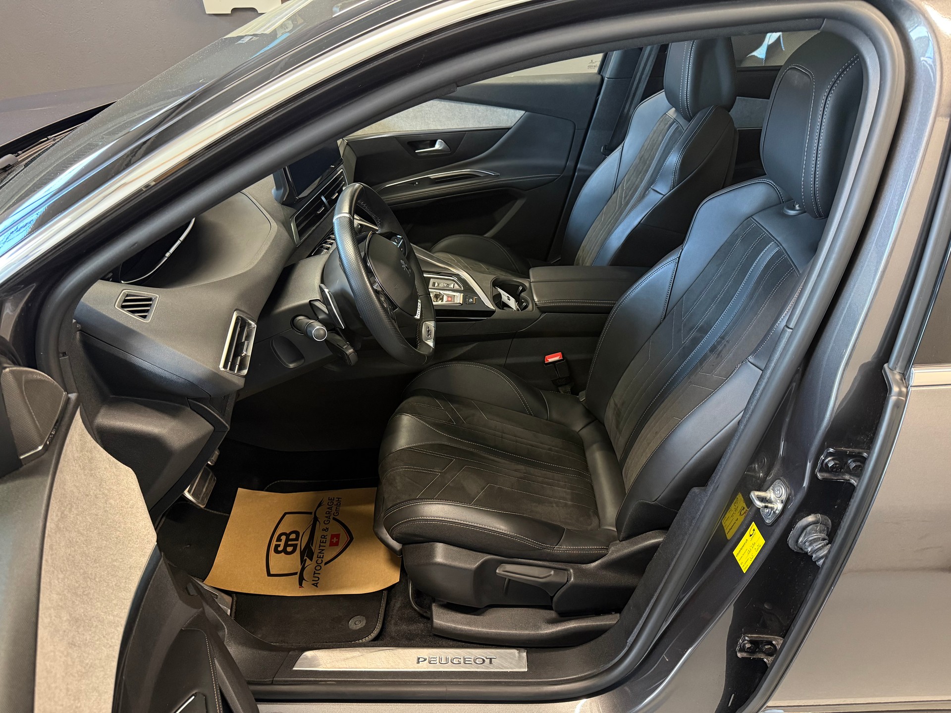 PEUGEOT 5008 1.5 BlueHDi GT Pack EAT8 °° 7 Plätzer °°-image-9