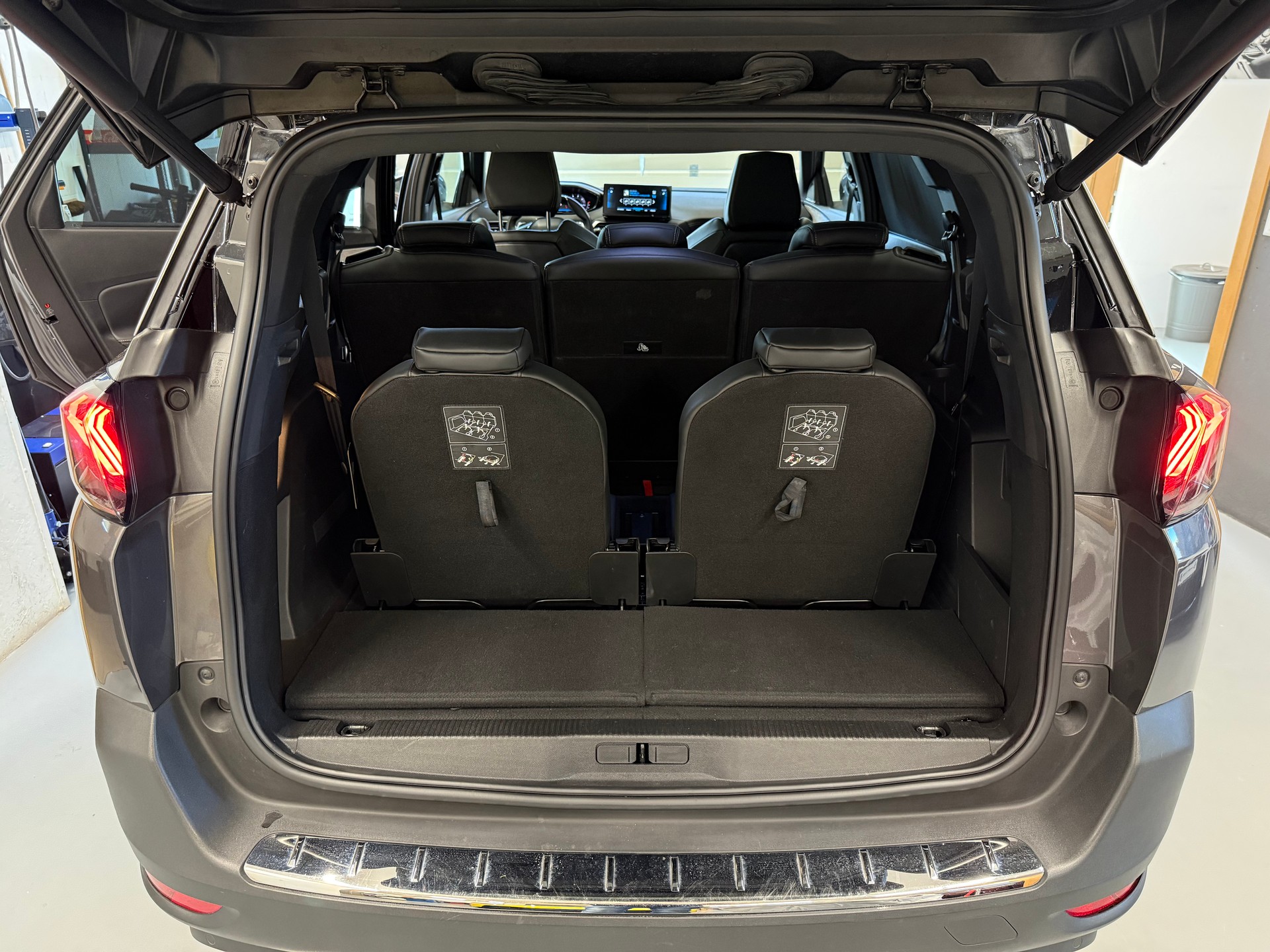 PEUGEOT 5008 1.5 BlueHDi GT Pack EAT8 °° 7 Plätzer °°-image-16