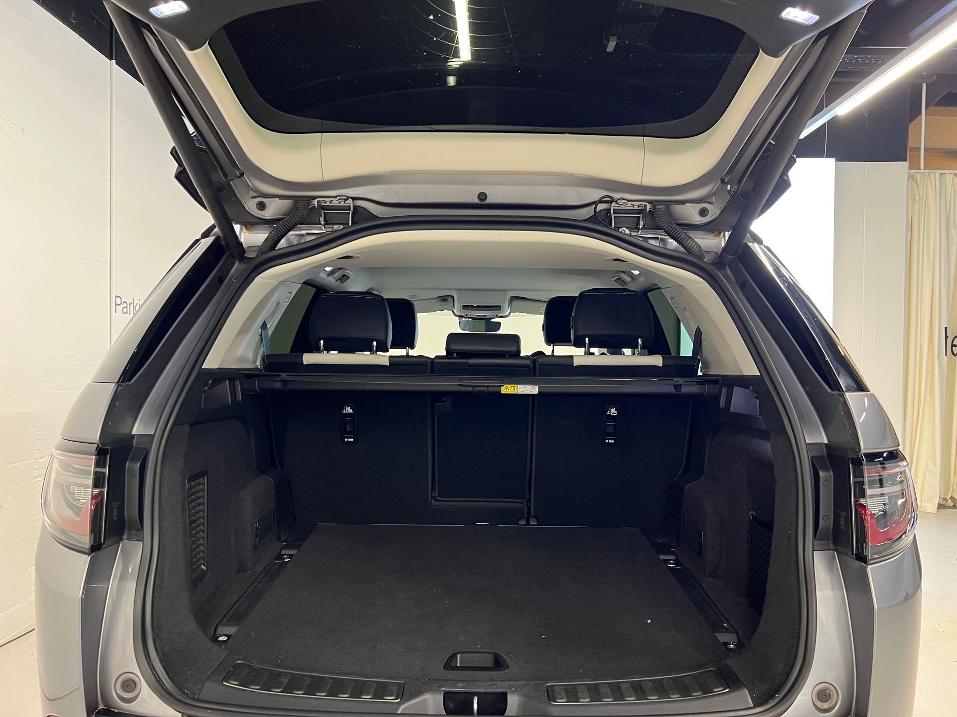 LAND ROVER Discovery Sport 1.5 T 300e R-Dynamic HSE-image-11