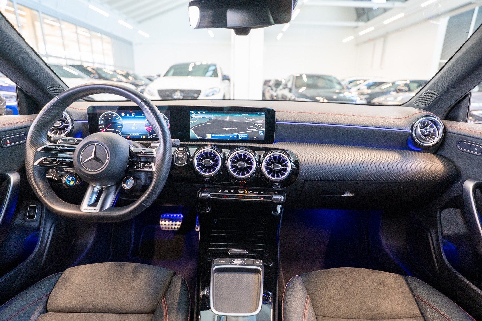 MERCEDES-BENZ CLA 35 AMG 4matic / Facelift / Ambiente-Beleuchtung / Navi-image-14