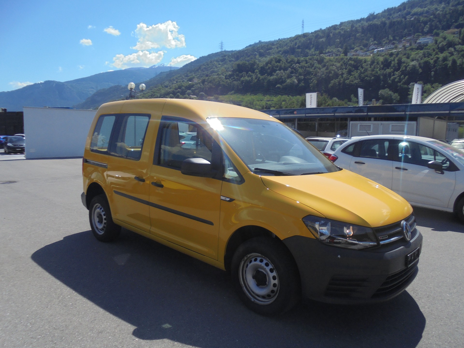 VW Caddy 2.0TDI 4Motion BlueMotion Technology-image-2