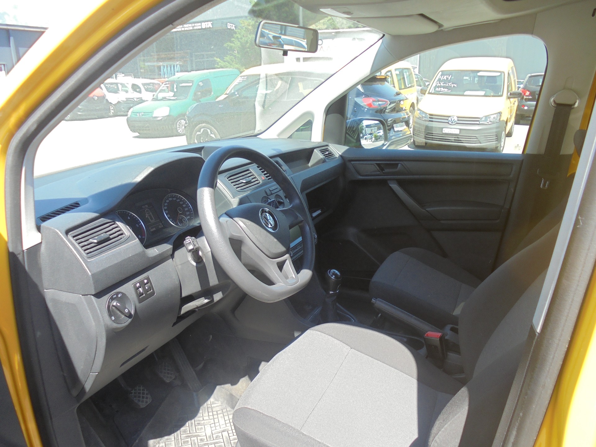 VW Caddy 2.0TDI 4Motion BlueMotion Technology-image-8