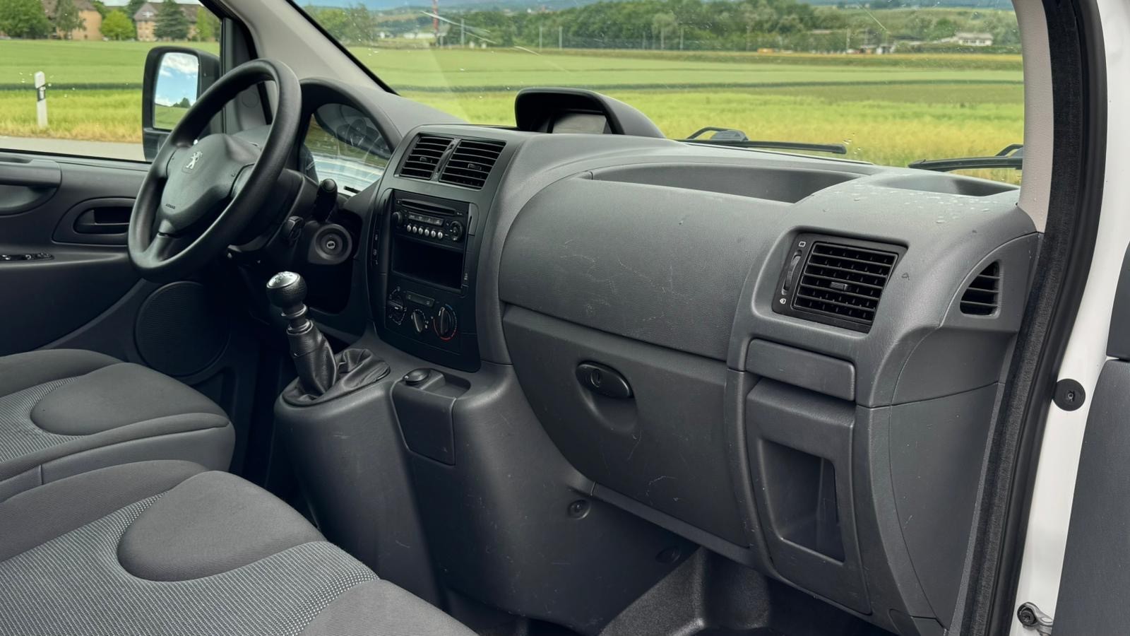 PEUGEOT Expert 2.0 HDi 229 L2H1-image-10