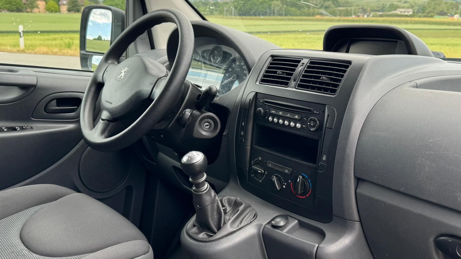 PEUGEOT Expert 2.0 HDi 229 L2H1-image-8
