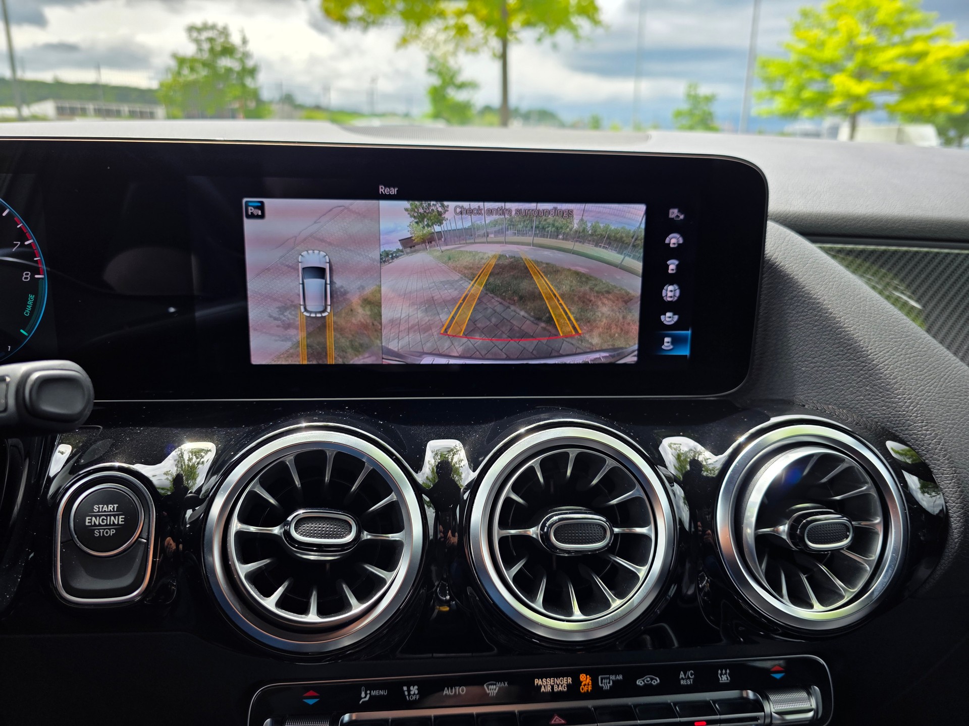 MERCEDES-BENZ GLA 250e AMG Line 8G-DCT-image-14
