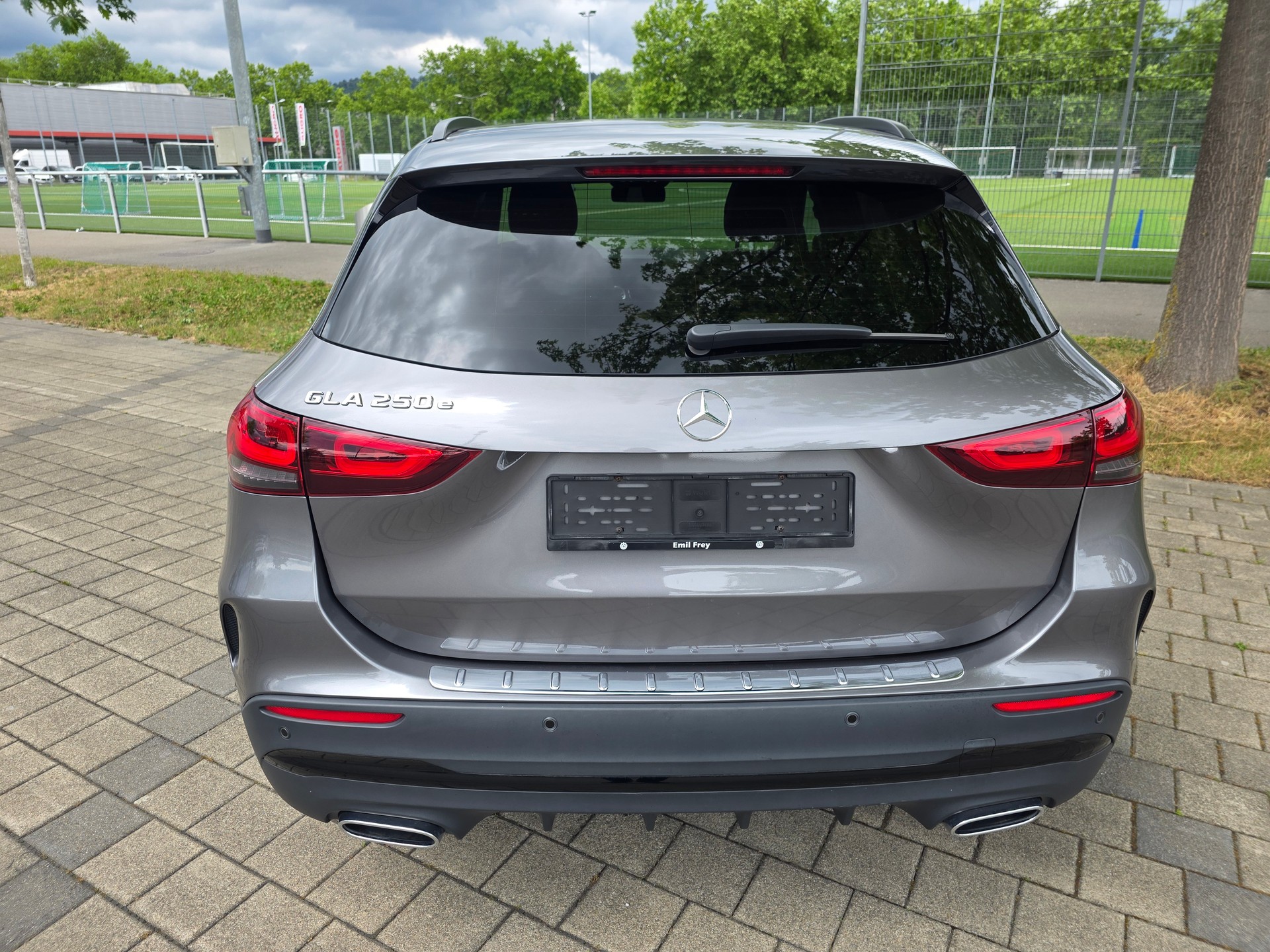 MERCEDES-BENZ GLA 250e AMG Line 8G-DCT-image-4