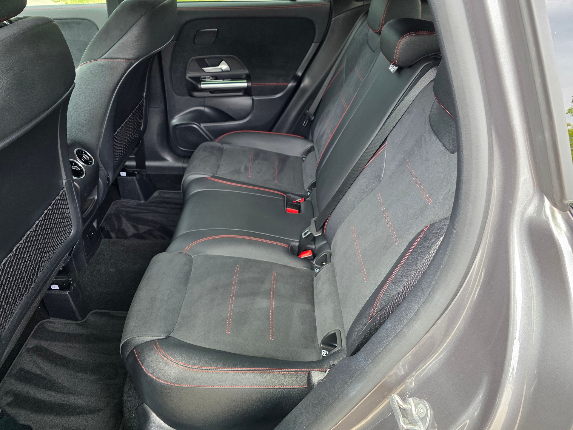 MERCEDES-BENZ GLA 250e AMG Line 8G-DCT-image-11