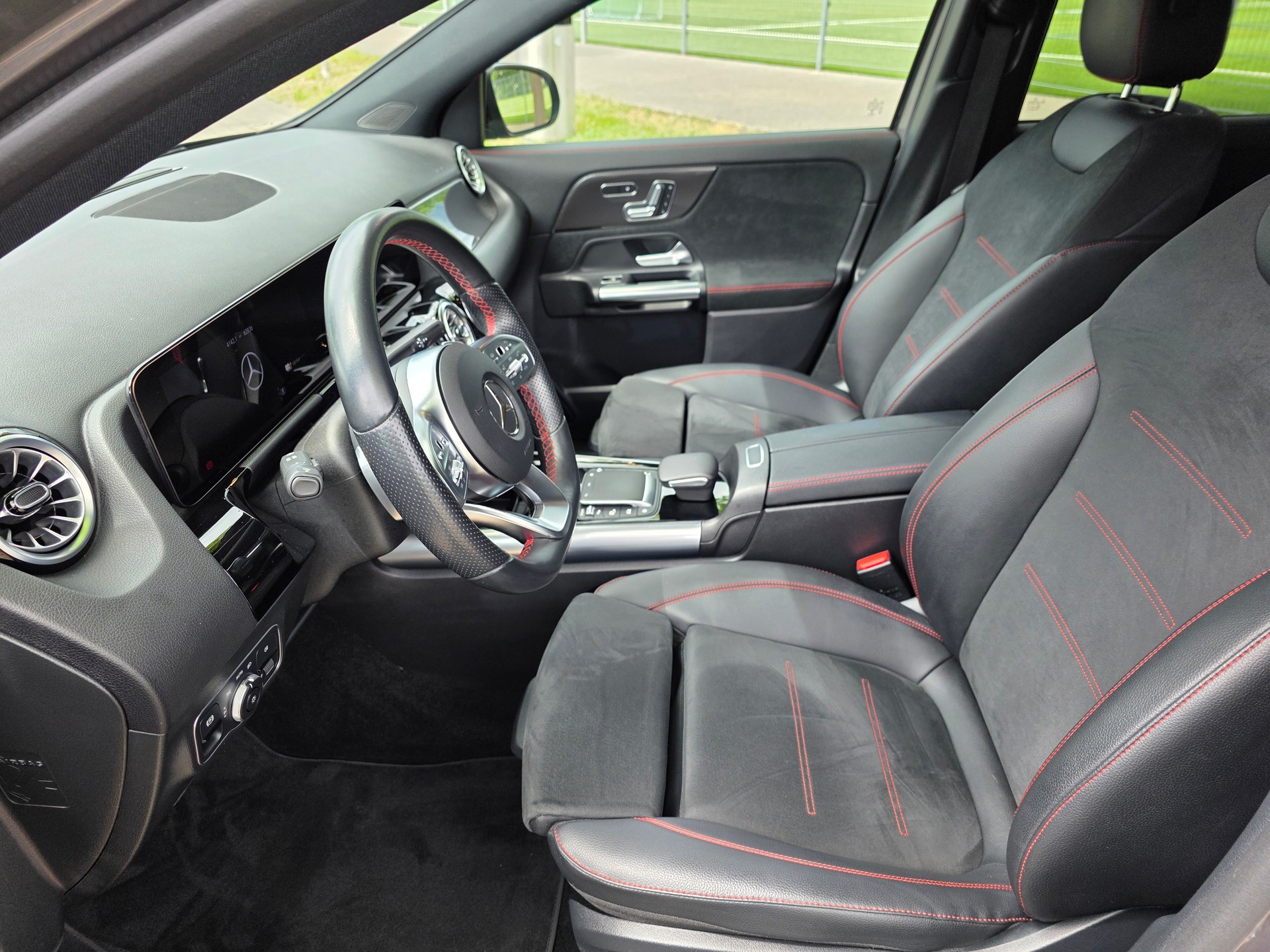 MERCEDES-BENZ GLA 250e AMG Line 8G-DCT-image-12
