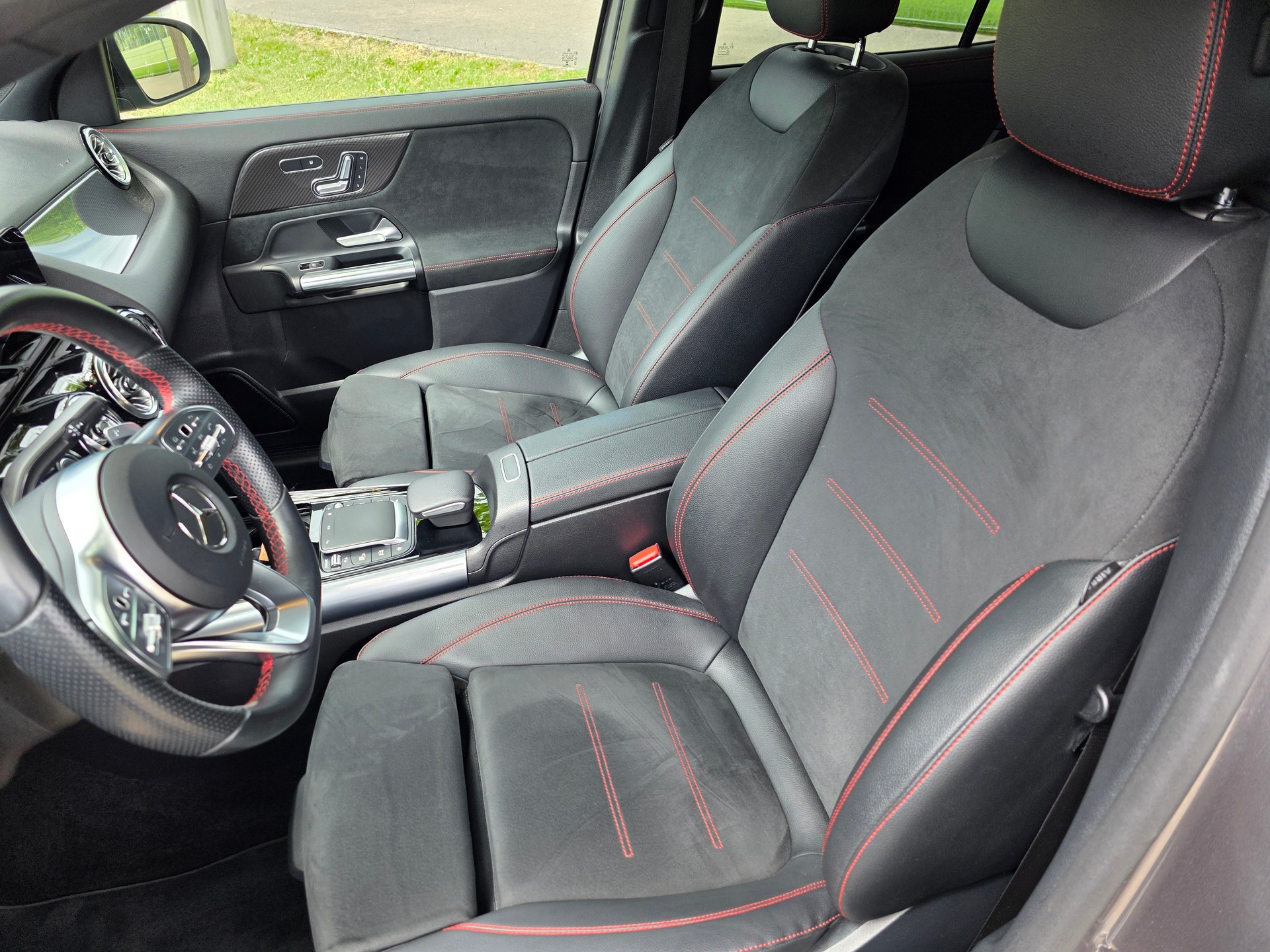 MERCEDES-BENZ GLA 250e AMG Line 8G-DCT-image-13